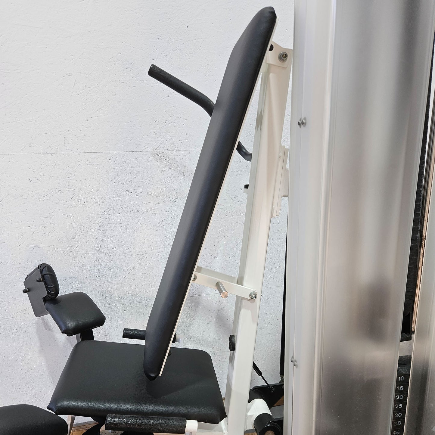 Gym80 Adduktorenmaschine, Hip Adductor, sitzend, Oldschool Bodybuilding Kraftgerät - Edition Line mit Verkleidung, Rahmen Weiß, gebraucht - geprüfter Zustand