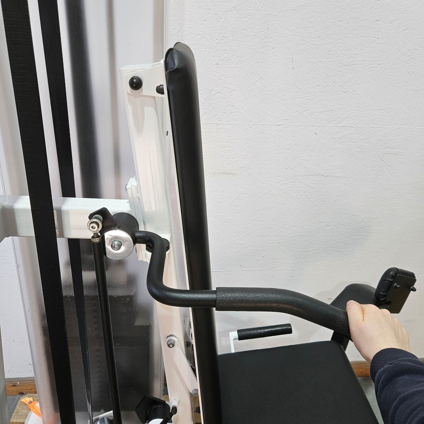 Gym80 Adduktorenmaschine, Hip Adductor, sitzend, Oldschool Bodybuilding Kraftgerät - Edition Line mit Verkleidung, Rahmen Weiß, gebraucht - geprüfter Zustand