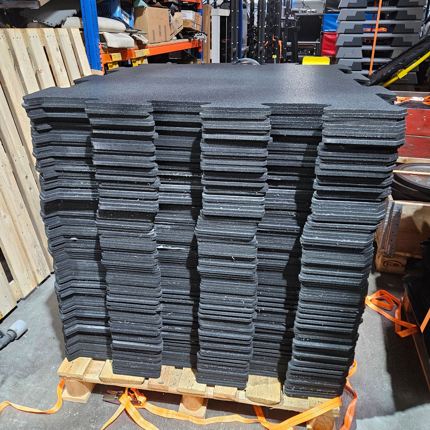 Sportboden Gummimatten, 100 QM = 100 Stücke 100x100cm, 9mm Stark, Plus diverse zugeschnitte Stücke, Farbe Schwarz, gebraucht - guter Zustand