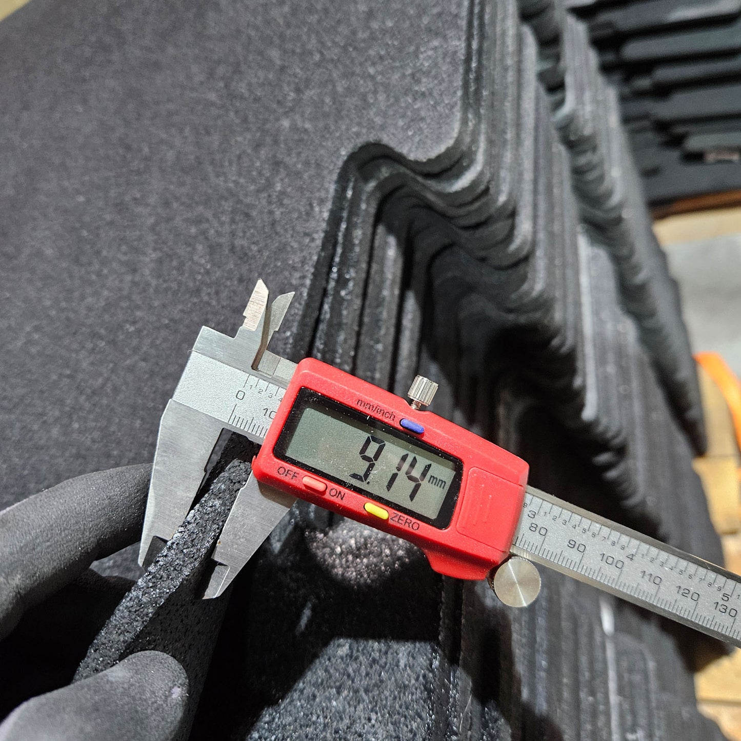 Sportboden Gummimatten, 100 QM = 100 Stücke 100x100cm, 9mm Stark, Plus diverse zugeschnitte Stücke, Farbe Schwarz, gebraucht - guter Zustand