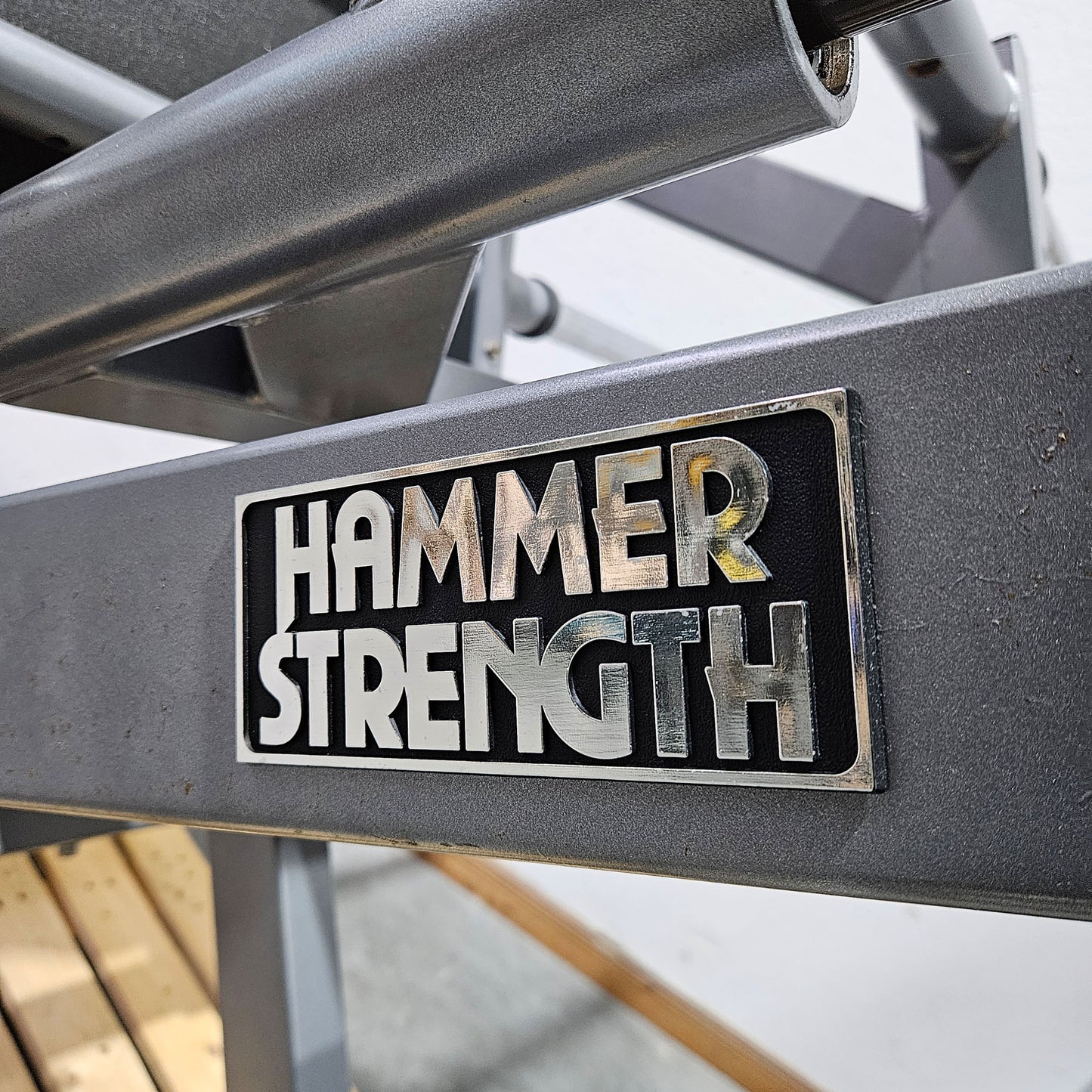 Hammer Strength Plate loaded linear Leg Press, Beinpresse 45° mit Scheibenaufnahme, extrem stabil, Farbe Silber, gebraucht - geprüfter technischer Zustand mit optischen Gebrauchsspuren
