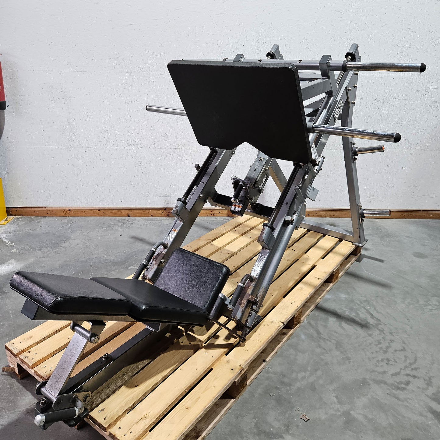 Hammer Strength Plate loaded linear Leg Press, Beinpresse 45° mit Scheibenaufnahme, extrem stabil, Farbe Silber, gebraucht - geprüfter technischer Zustand mit optischen Gebrauchsspuren