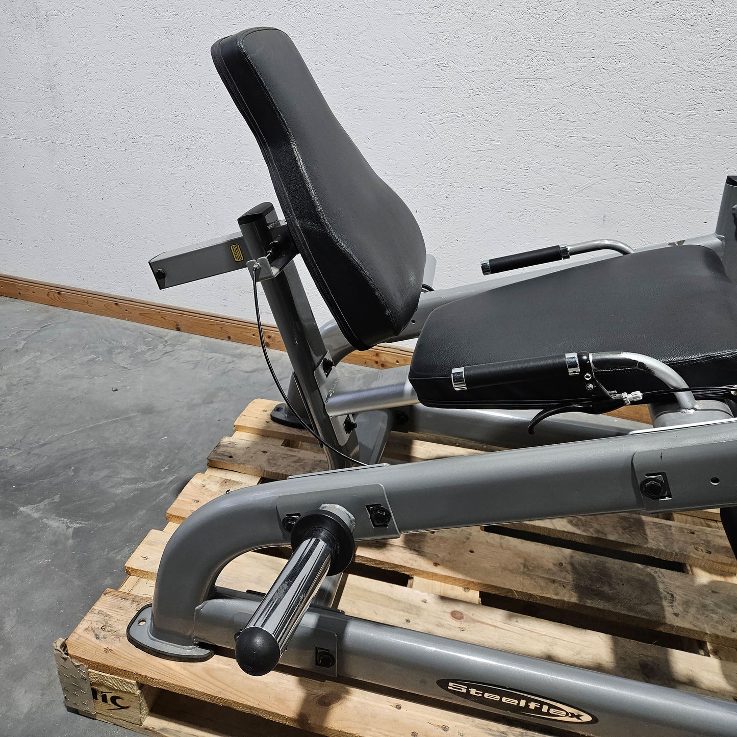 Steelflex Plate Load Isolateral Beinstrecker PLLE, gebraucht - überholter Zustand