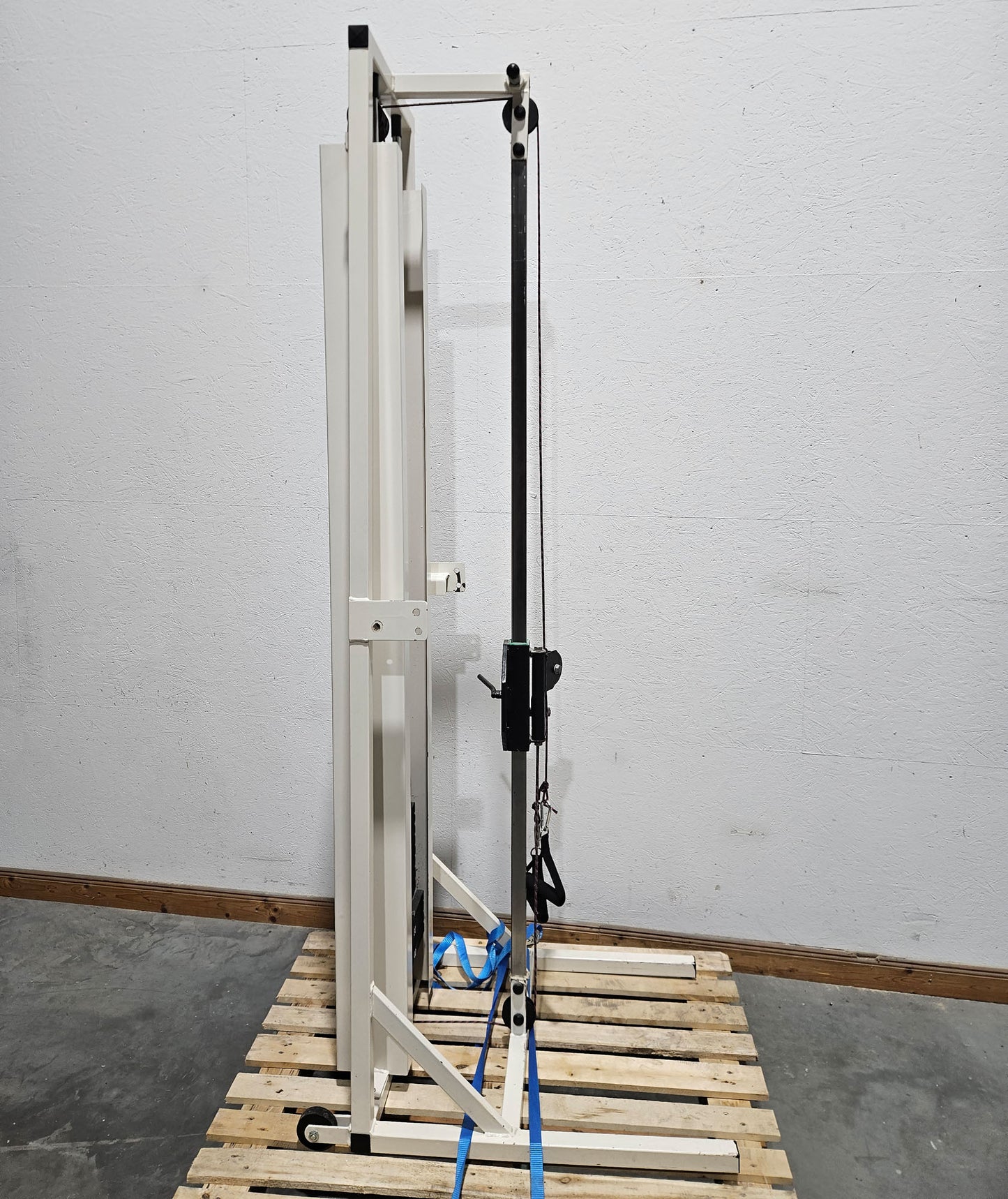 Kabelzug höhenverstellbar, zwei Auszüge, Seilzug, Zugapparat, Hersteller unbekannt, Rahmenfarbe Weiß, Oldschool Bodybuilding, gebraucht - mit Gebrauchsspuren