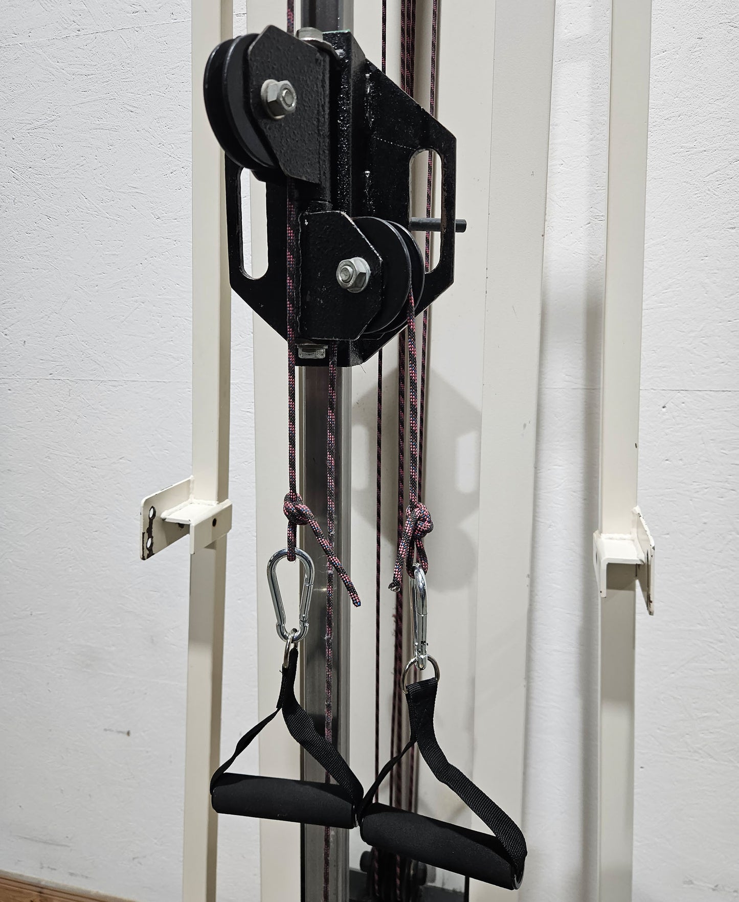 Kabelzug höhenverstellbar, zwei Auszüge, Seilzug, Zugapparat, Hersteller unbekannt, Rahmenfarbe Weiß, Oldschool Bodybuilding, gebraucht - mit Gebrauchsspuren