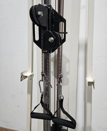 Kabelzug höhenverstellbar, zwei Auszüge, Seilzug, Zugapparat, Hersteller unbekannt, Rahmenfarbe Weiß, Oldschool Bodybuilding, gebraucht - mit Gebrauchsspuren