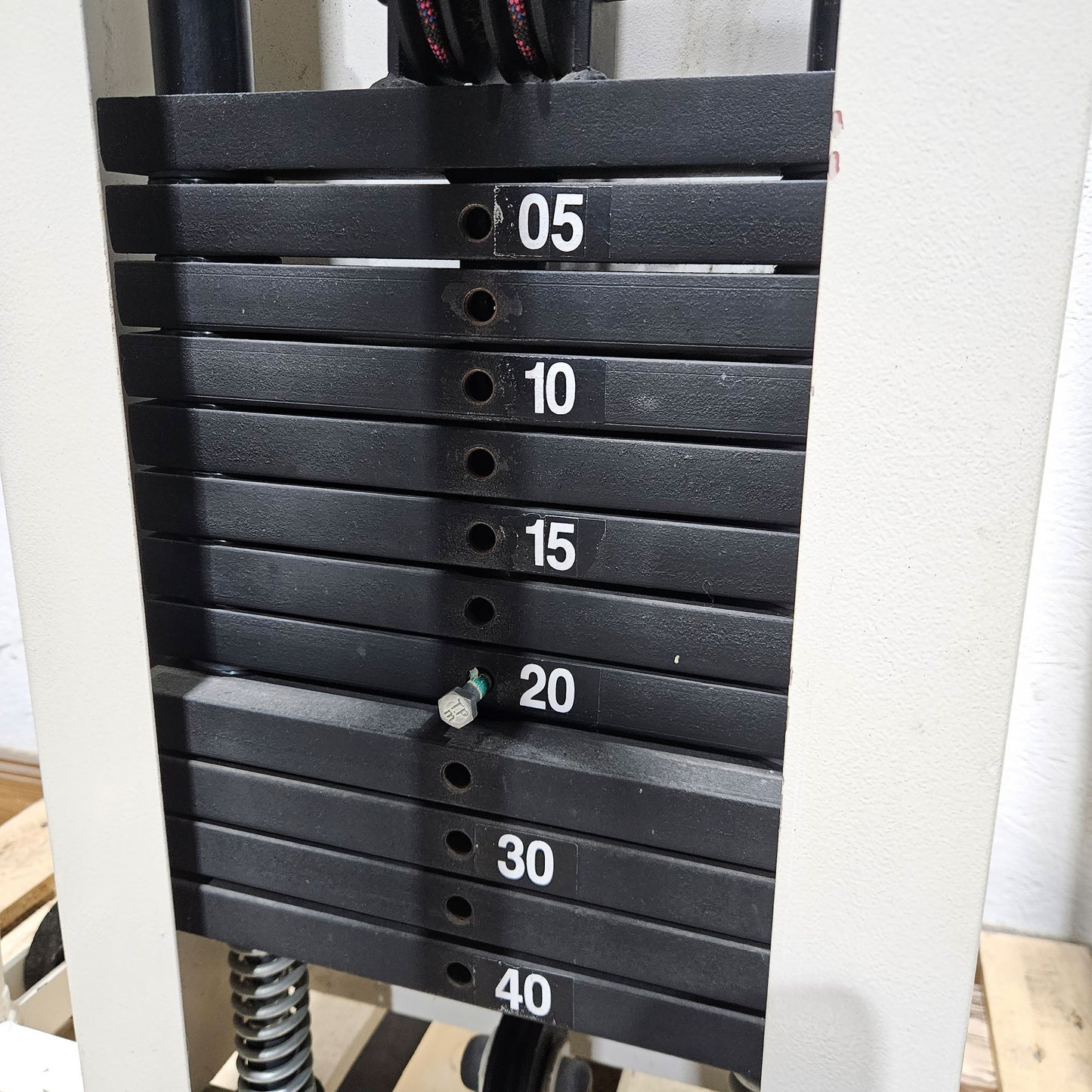 Kabelzug höhenverstellbar, zwei Auszüge, Seilzug, Zugapparat, Hersteller unbekannt, Rahmenfarbe Weiß, Oldschool Bodybuilding, gebraucht - mit Gebrauchsspuren