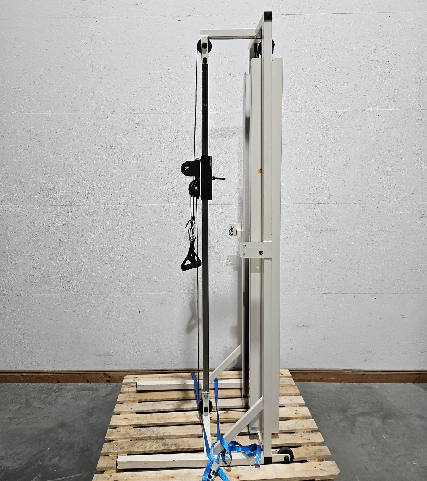 Kabelzug höhenverstellbar, zwei Auszüge, Seilzug, Zugapparat, Hersteller unbekannt, Rahmenfarbe Weiß, Oldschool Bodybuilding, gebraucht - mit Gebrauchsspuren