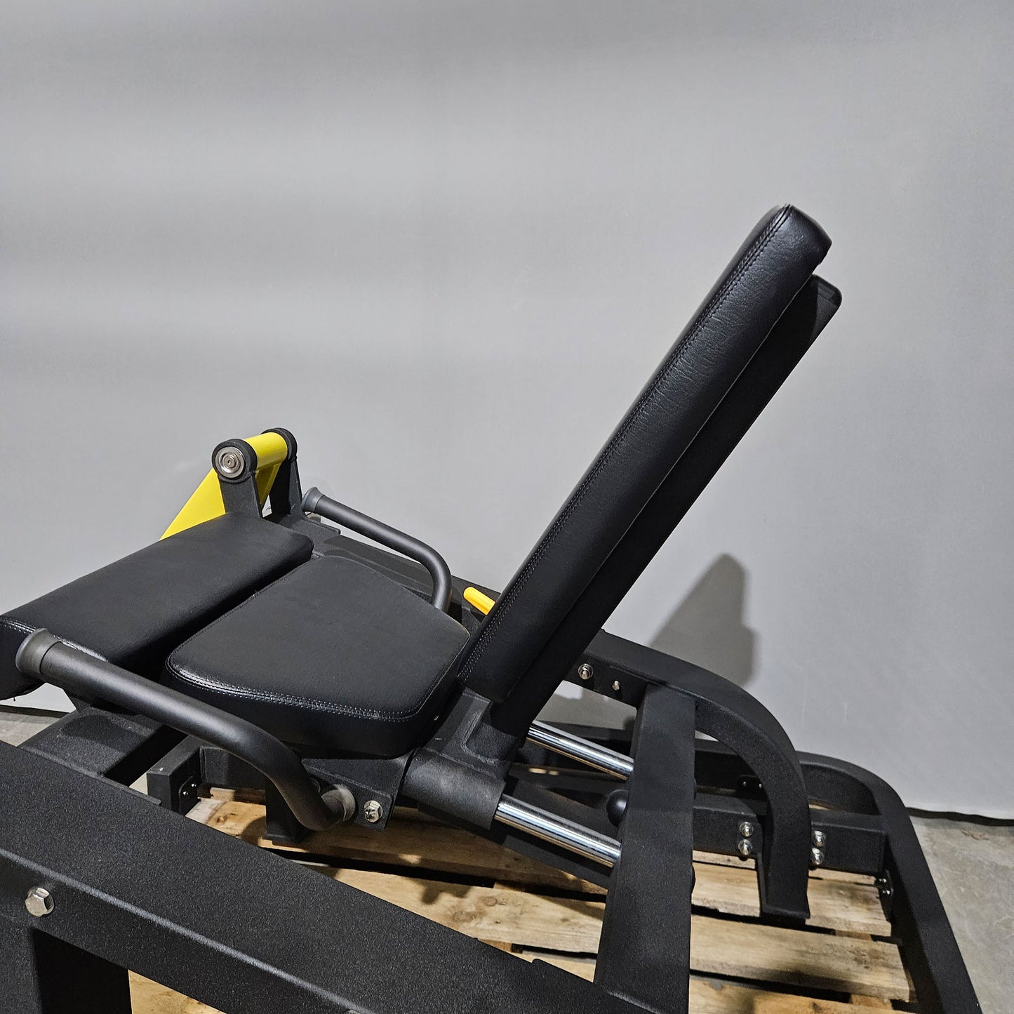 DankSport Beinstrecker sitzend, Leg Extension Plate loaded, Farbe Schwarz, gebraucht - überholter Zustand