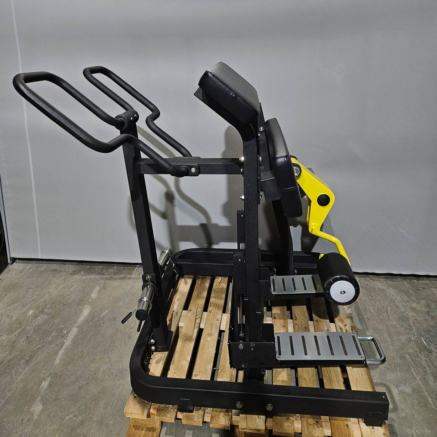 DankSport Beinbeuger stehend, Standing Leg Curl Plate loaded, Farbe Schwarz, gebraucht - überholter Zustand