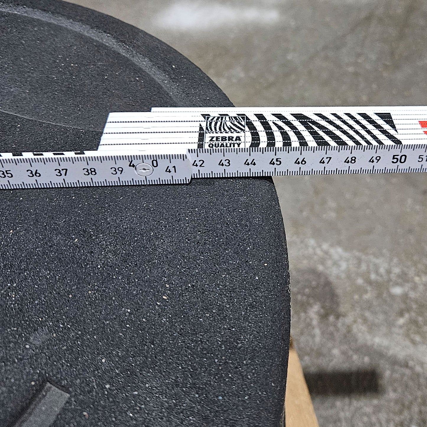 Set 100kg Bumper Plates von Apus Sports - 2x 20kg, 2x 15kg, 2x 10kg und 2x 5kg, Hantelscheiben 50mm Durchmesser aus Granulat gepresst in Schwarz, gebraucht - mit Gebrauchsspuren