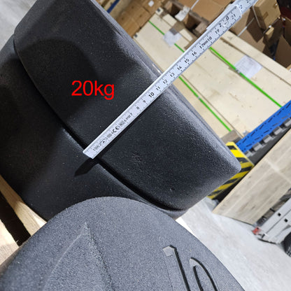 Set 100kg Bumper Plates von Apus Sports - 2x 20kg, 2x 15kg, 2x 10kg und 2x 5kg, Hantelscheiben 50mm Durchmesser aus Granulat gepresst in Schwarz, gebraucht - mit Gebrauchsspuren