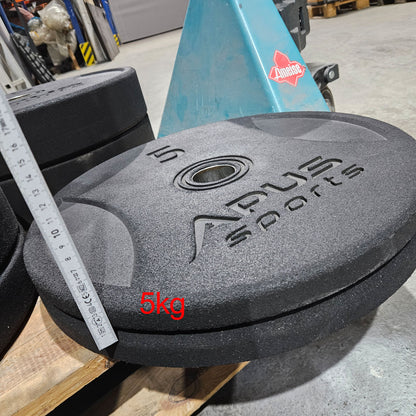 Set 100kg Bumper Plates von Apus Sports - 2x 20kg, 2x 15kg, 2x 10kg und 2x 5kg, Hantelscheiben 50mm Durchmesser aus Granulat gepresst in Schwarz, gebraucht - mit Gebrauchsspuren