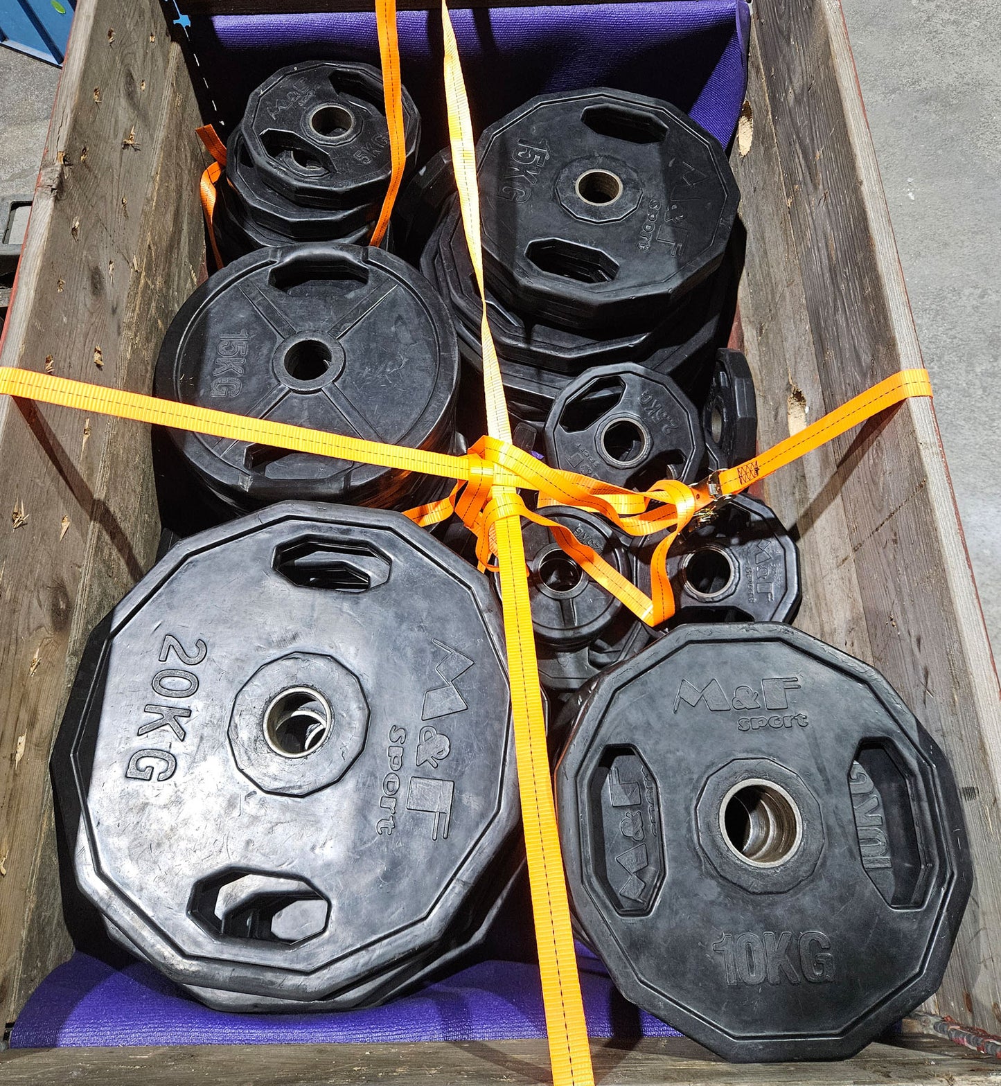 M&F Hantelscheiben Set aus Gummi, 687,5 kg gesamt, 65 Stück gummierte Gripper, Farbe Schwarz, gebraucht - relativ guter Zustand - optische Gebrauchsspuren