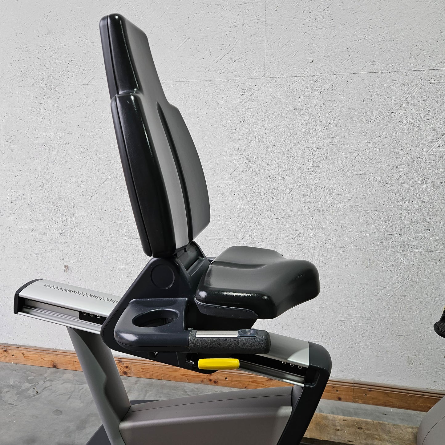 TechnoGym Recumbent Excite Line Recline 700, LED Display, verstellbare Pedalarme, mit Handpuls, Polster Schwarz, gebraucht - überholter Zustand