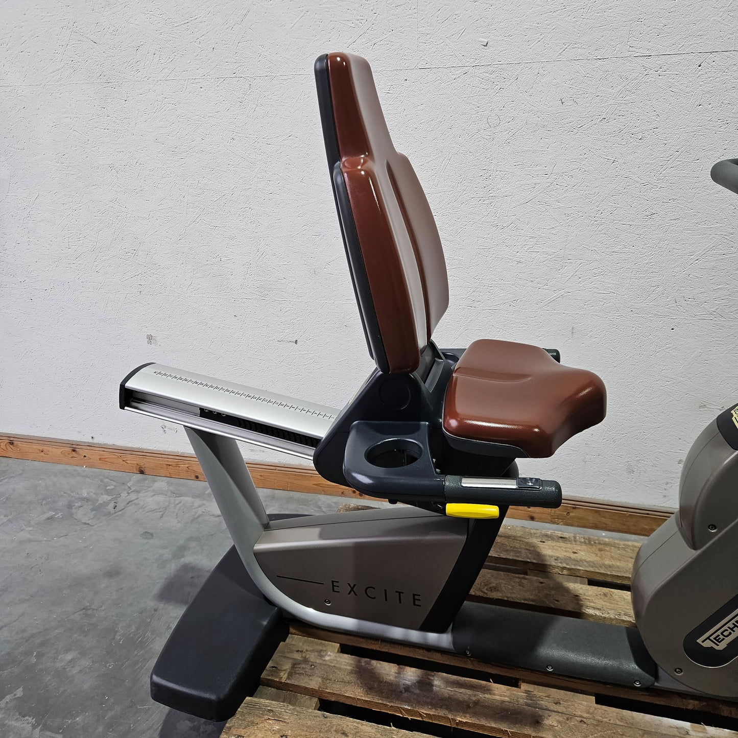 TechnoGym Recumbent Excite Line Recline 500, LED Display, verstellbare Pedalarme, ohne Handpuls, Polster Rot-Braun, gebraucht - überholter Zustand