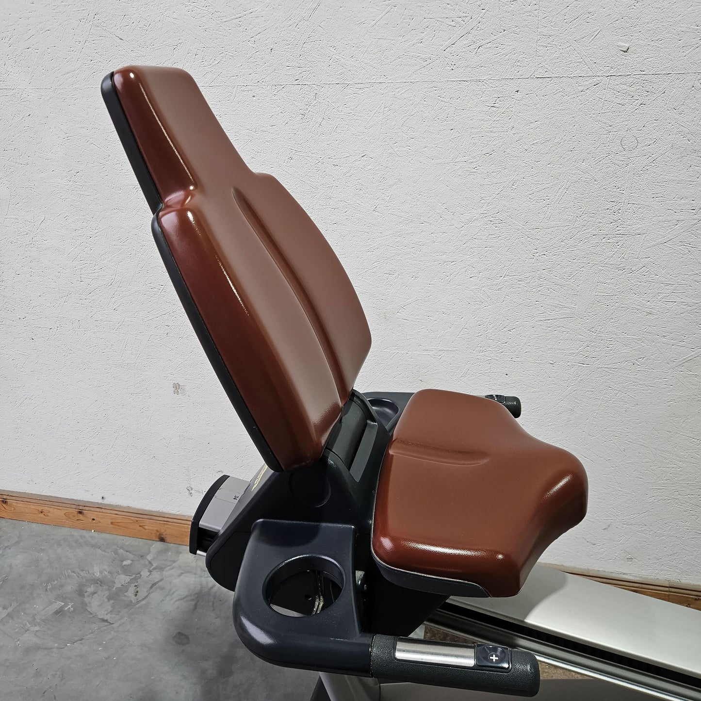 TechnoGym Recumbent Excite Line Recline 500, LED Display, verstellbare Pedalarme, ohne Handpuls, Polster Rot-Braun, gebraucht - überholter Zustand