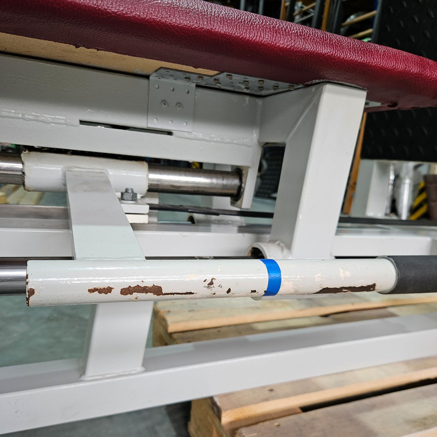 Gym80 Beinpresse liegend, Leg Press lying, 213kg Gewichtsblock, Oldschool Bodybuilding Kraftgerät - Rahmenfarbe Weiß, gebraucht mit Gebrauchsspuren