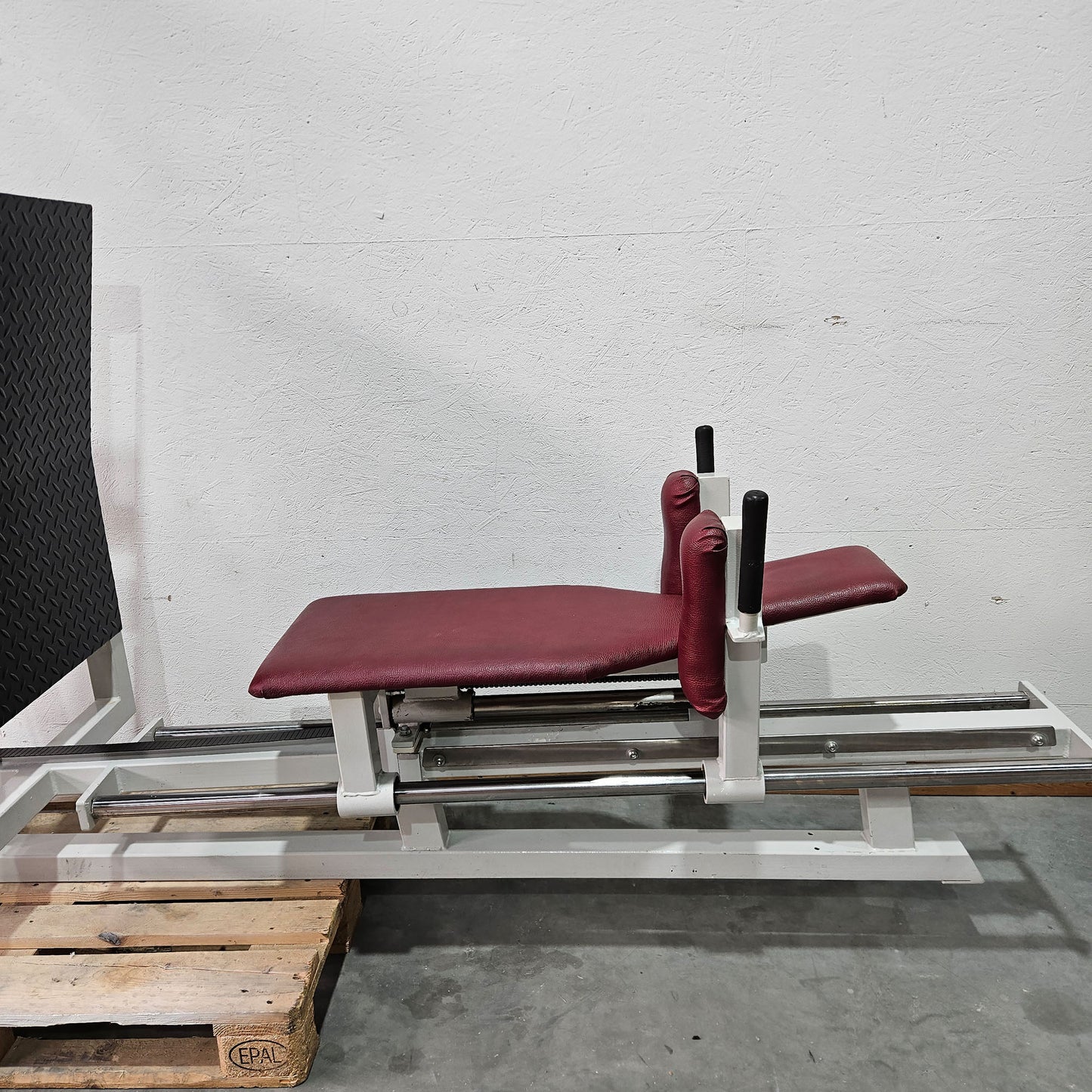 Gym80 Beinpresse liegend, Leg Press lying, 213kg Gewichtsblock, Oldschool Bodybuilding Kraftgerät - Rahmenfarbe Weiß, gebraucht mit Gebrauchsspuren