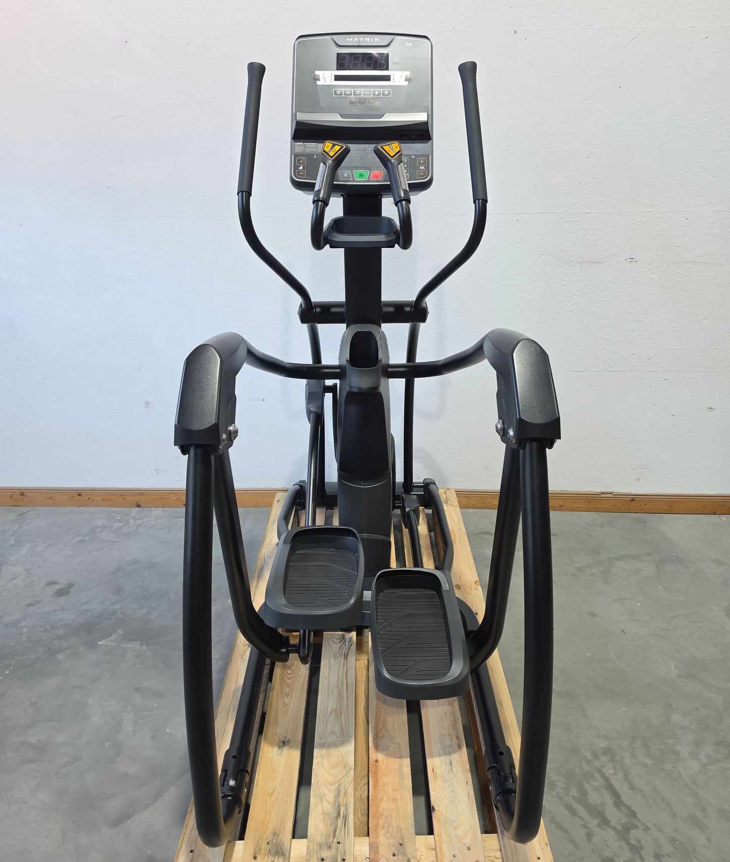Matrix MX Endurance Suspension Elliptical Crosstrainer, Ellipsentrainer E-ES-F, Baujahr 2024 - MX LED Console Display, Farbe Schwarz, gebraucht - Neuwertiger Zustand