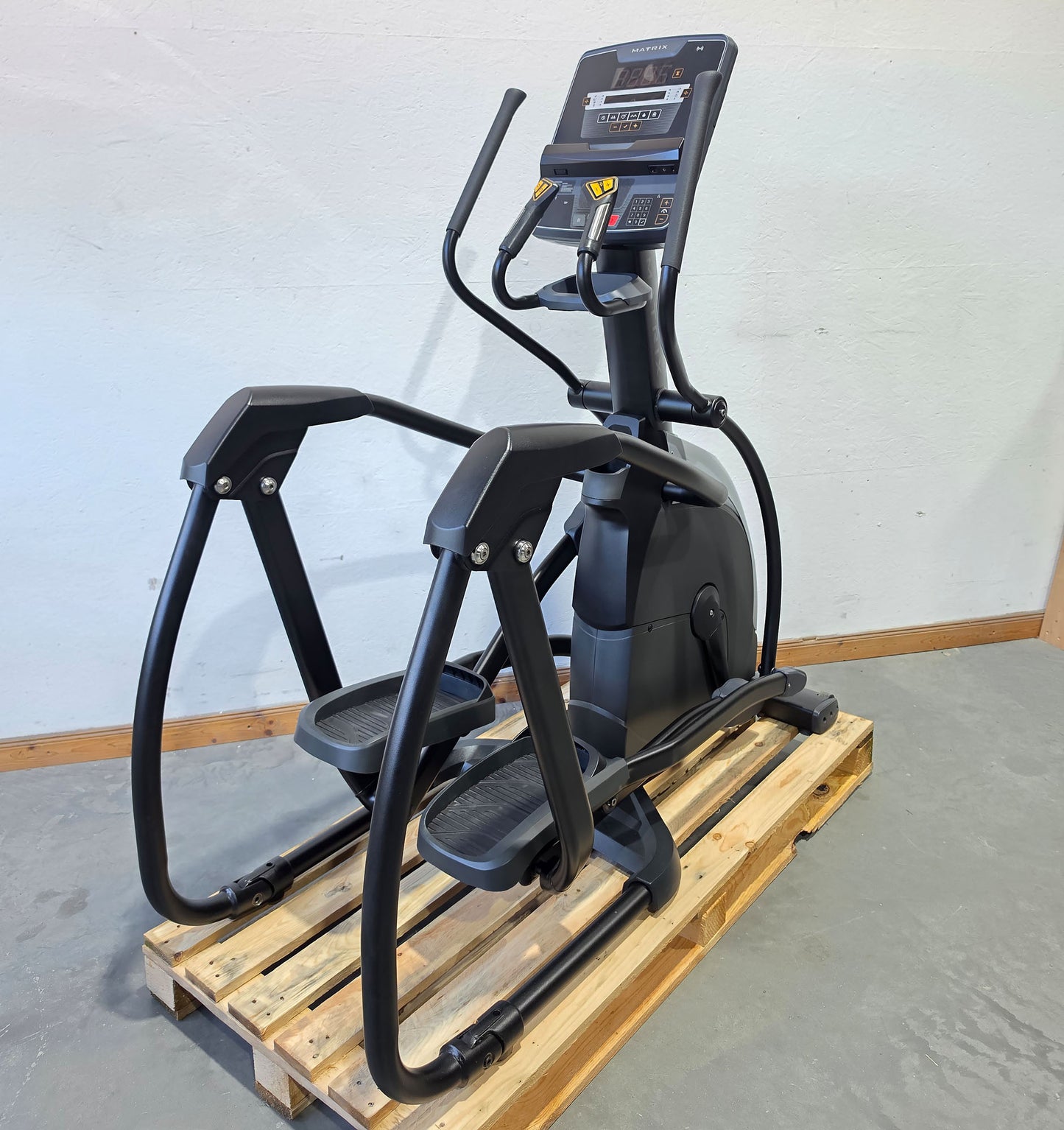 Matrix MX Endurance Suspension Elliptical Crosstrainer, Ellipsentrainer E-ES-F, Baujahr 2024 - MX LED Console Display, Farbe Schwarz, gebraucht - Neuwertiger Zustand