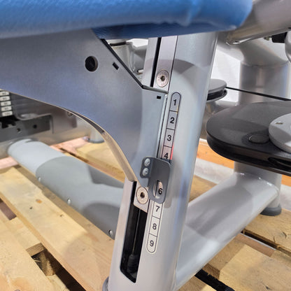 Technogym Butterfly, Pectoral Fly, Einstiegshilfe, Selection Line - Rahmenfarbe Silber, Polster Blau - gebraucht - mit Gebrauchsspuren