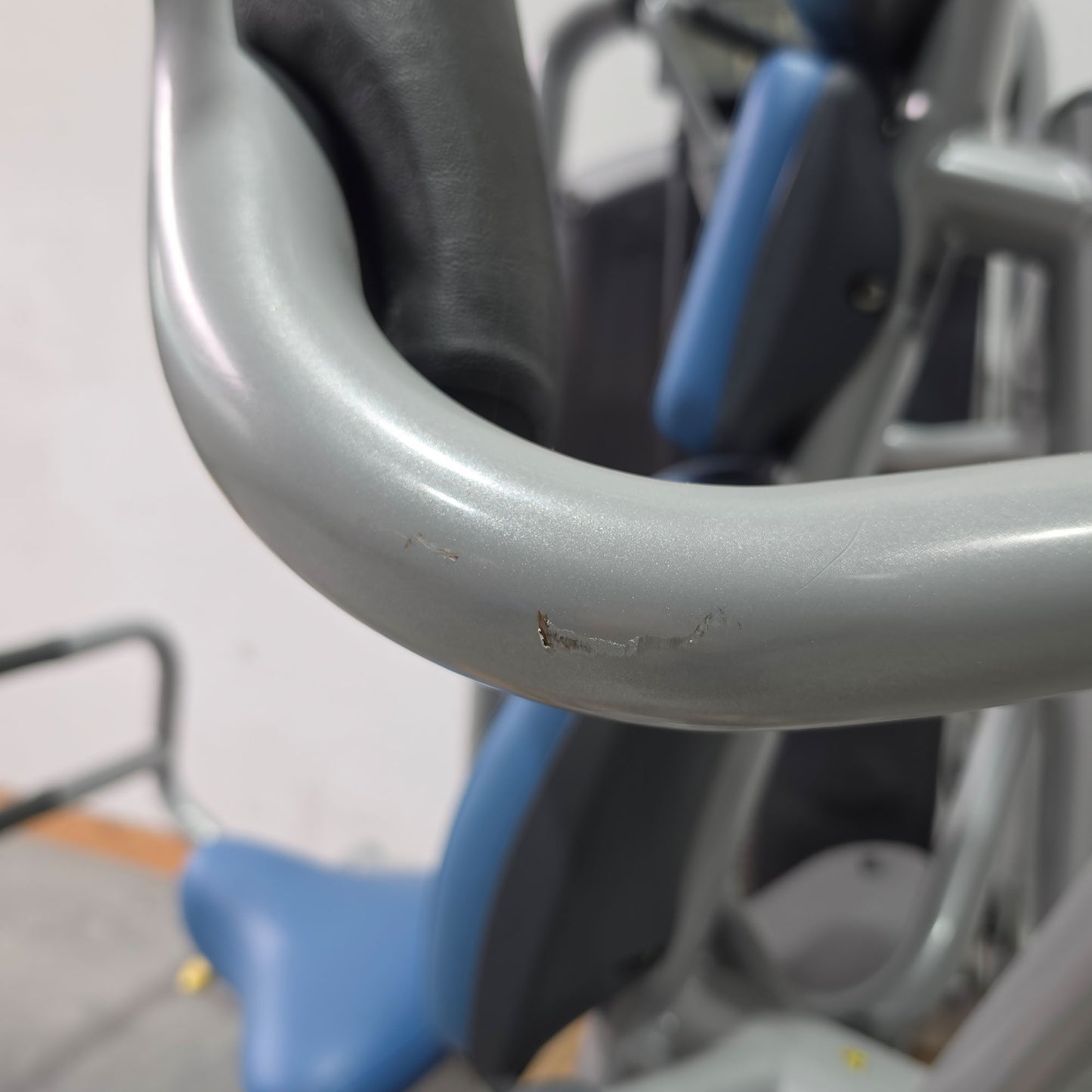 Technogym Butterfly, Pectoral Fly, Einstiegshilfe, Selection Line - Rahmenfarbe Silber, Polster Blau - gebraucht - mit Gebrauchsspuren