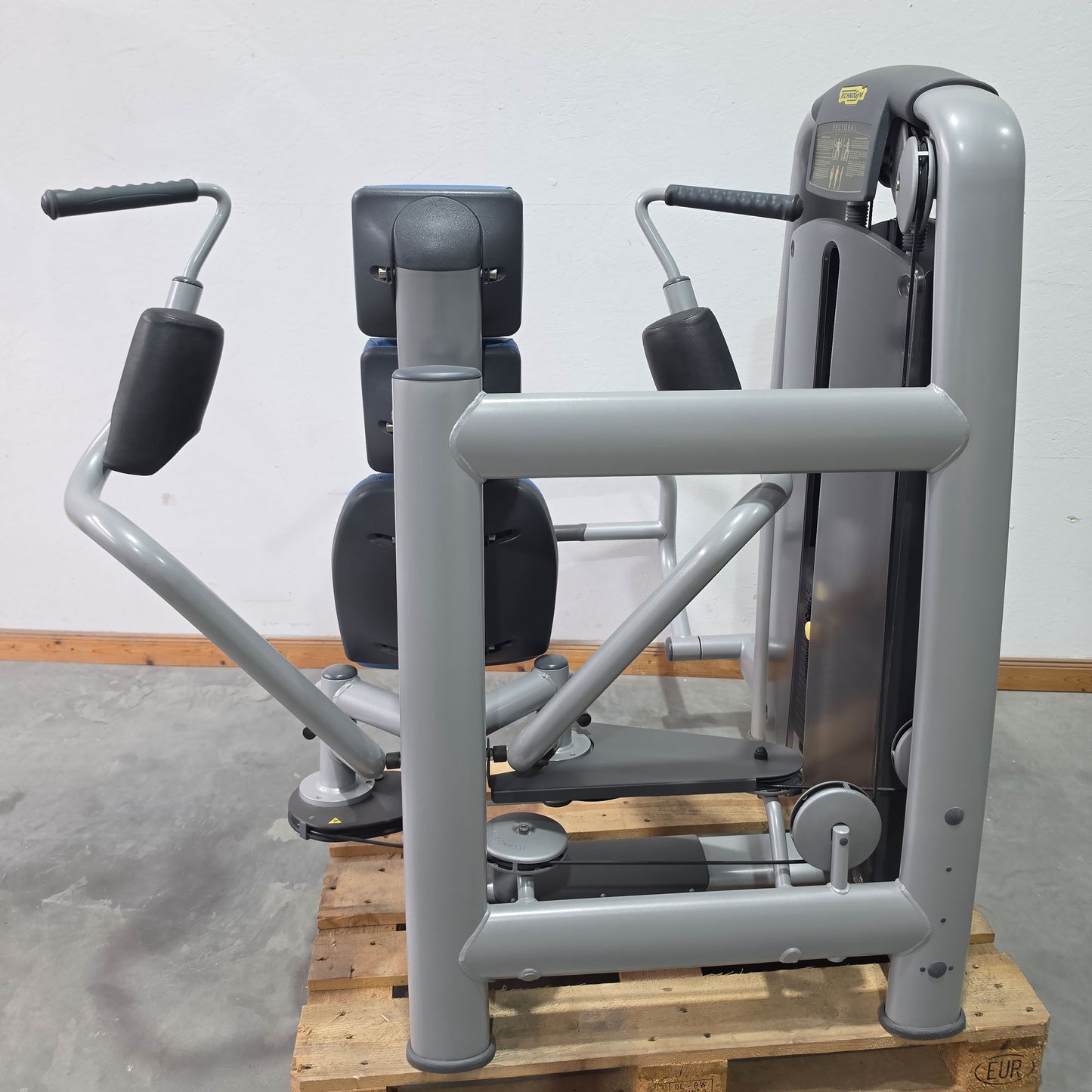 Technogym Butterfly, Pectoral Fly, Einstiegshilfe, Selection Line - Rahmenfarbe Silber, Polster Blau - gebraucht - mit Gebrauchsspuren