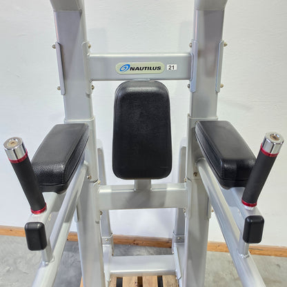 Nautilus 3 in 1 Gerät, Dips, Beinheben und Klimmzug Ständer = Pull Up - Dip - Leg Raise, Inspiration Strength Series NP-B7511, Rahmenfarbe Silber, gebraucht mit Gebrauchsspuren