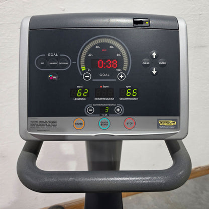 TechnoGym Recumbent Excite Line Recline 500, LED Display, verstellbare Pedalarme, ohne Handpuls, Polster Dunkelblau, gebraucht - überholter Zustand