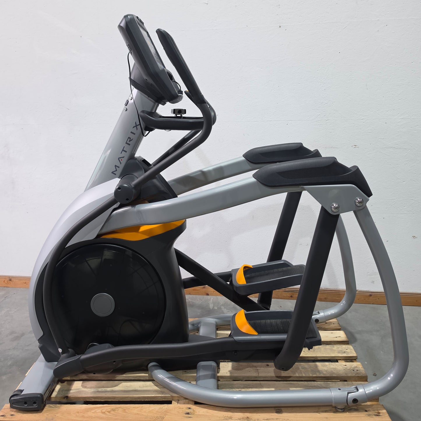 Matrix A5X Crosstrainer mit höhenverstellbarer Steigung, Ascent Trainer, Suspension Elliptical Trainer, LED Display, Farbe Silber, gebraucht - überholter Zustand