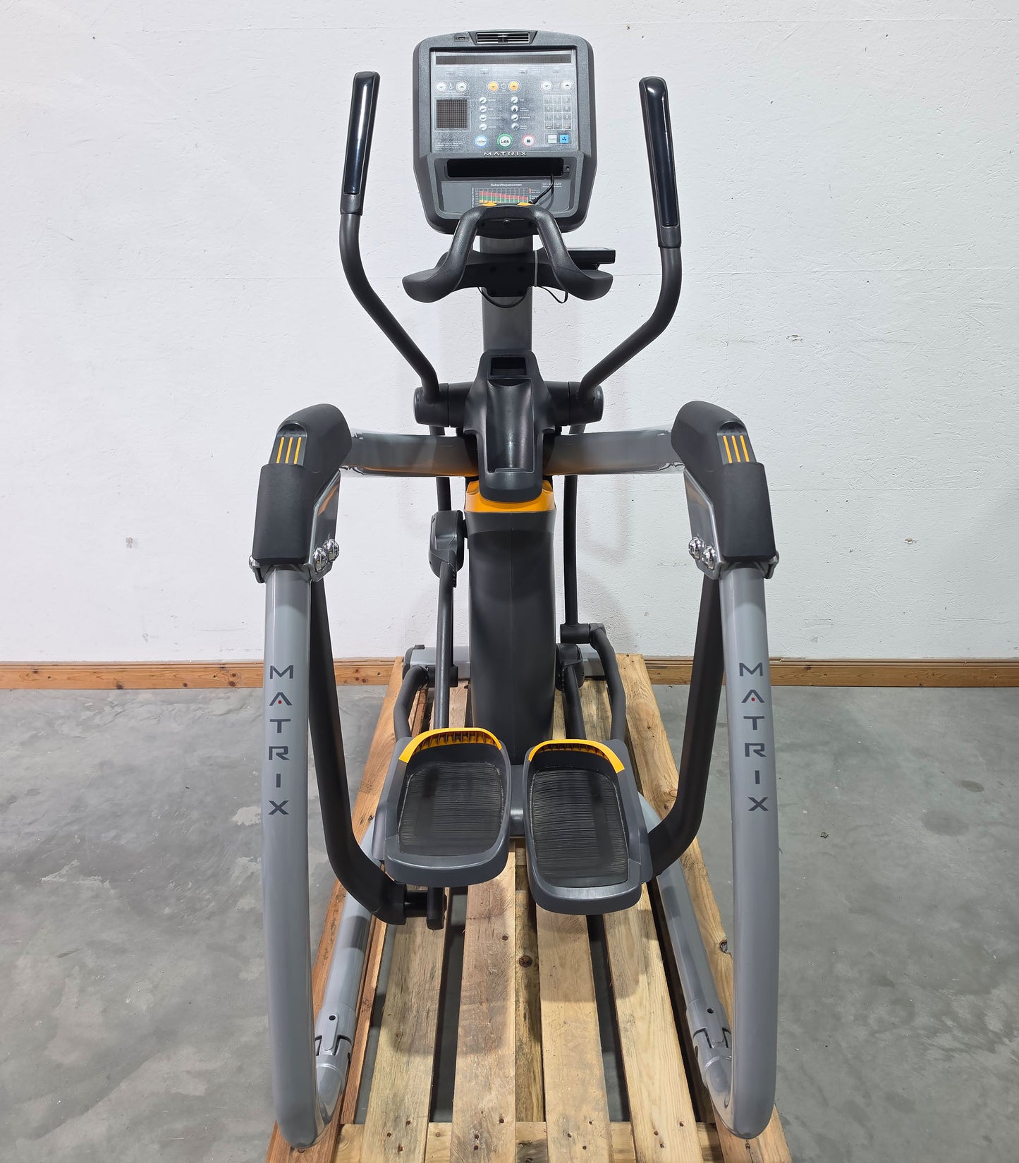 Matrix A5X Crosstrainer mit höhenverstellbarer Steigung, Ascent Trainer, Suspension Elliptical Trainer, LED Display, Farbe Silber, gebraucht - überholter Zustand