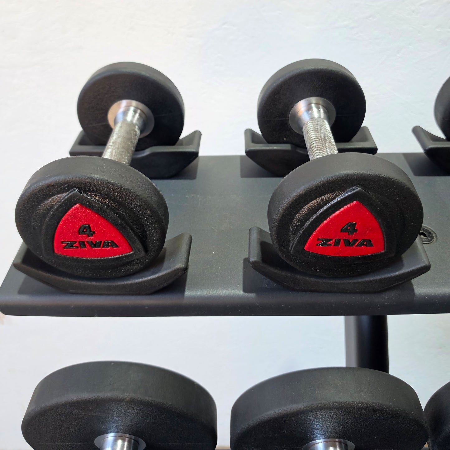 Jordan Kurzhantelsatz aus Urethane 2,5 bis 30kg in 2,5kg Stufen ( 12 Paare ) Material ähnlich Gummi bzw PU Polyurethane, INKLUSIVE Precor Kurzhantelablage, gebraucht - mit Gebrauchsspuren