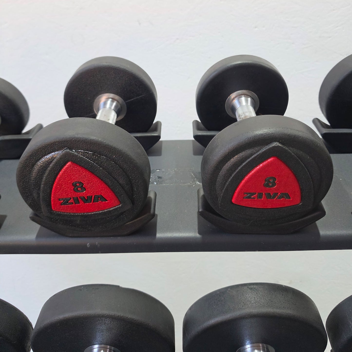 Jordan Kurzhantelsatz aus Urethane 2,5 bis 30kg in 2,5kg Stufen ( 12 Paare ) Material ähnlich Gummi bzw PU Polyurethane, INKLUSIVE Precor Kurzhantelablage, gebraucht - mit Gebrauchsspuren