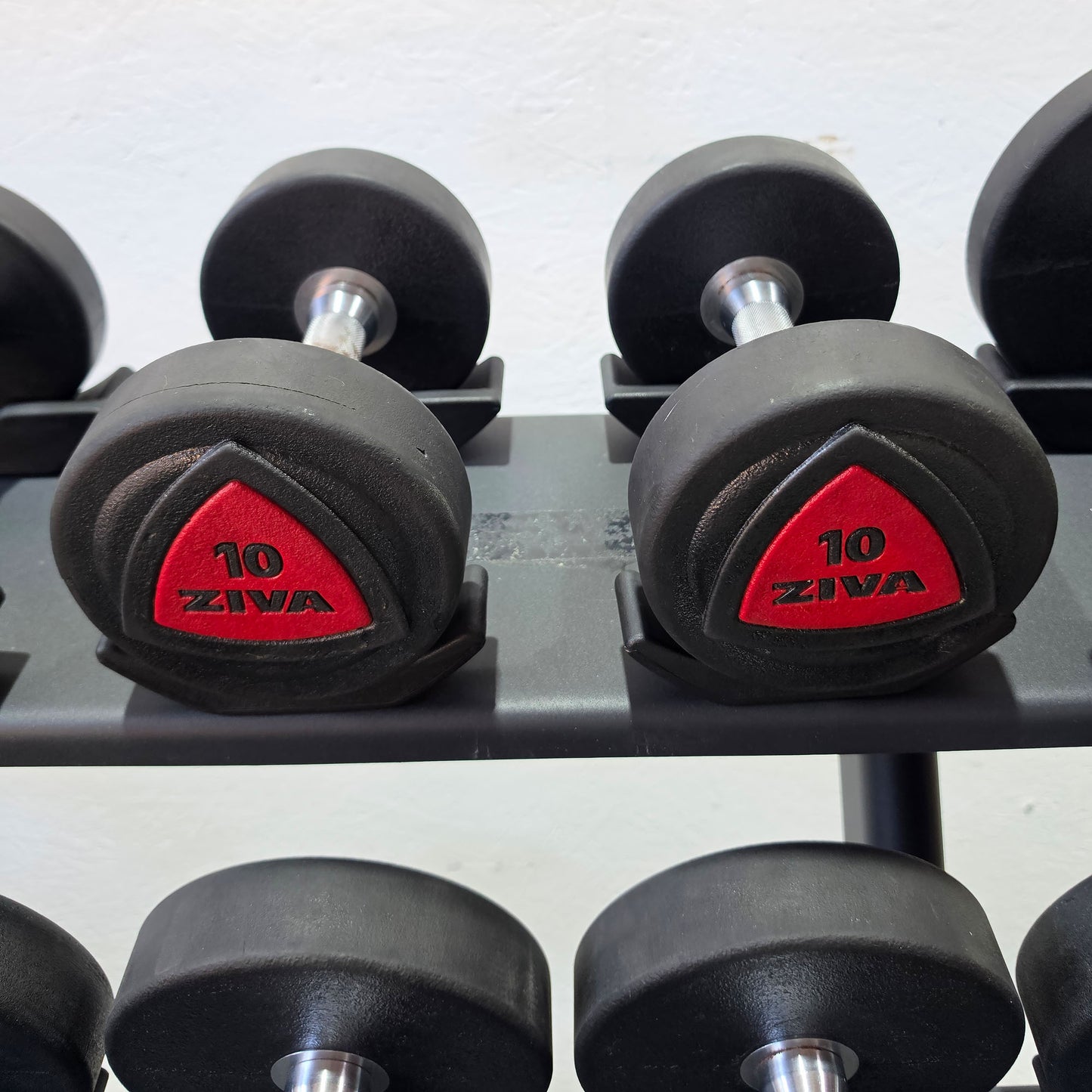 Jordan Kurzhantelsatz aus Urethane 2,5 bis 30kg in 2,5kg Stufen ( 12 Paare ) Material ähnlich Gummi bzw PU Polyurethane, INKLUSIVE Precor Kurzhantelablage, gebraucht - mit Gebrauchsspuren