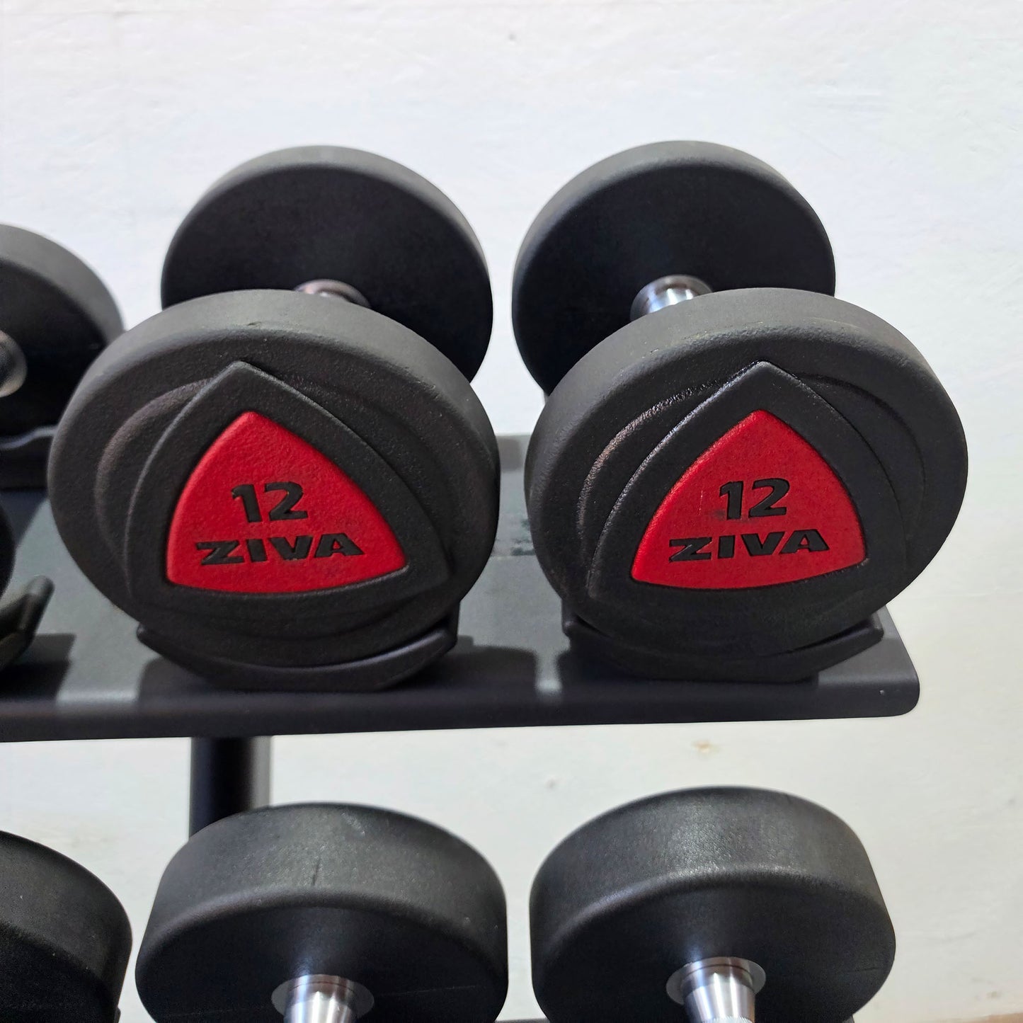 Jordan Kurzhantelsatz aus Urethane 2,5 bis 30kg in 2,5kg Stufen ( 12 Paare ) Material ähnlich Gummi bzw PU Polyurethane, INKLUSIVE Precor Kurzhantelablage, gebraucht - mit Gebrauchsspuren
