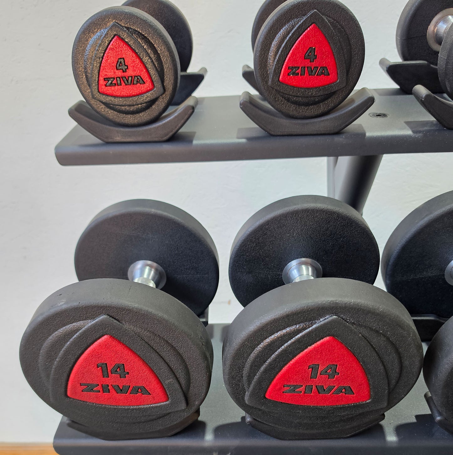 Jordan Kurzhantelsatz aus Urethane 2,5 bis 30kg in 2,5kg Stufen ( 12 Paare ) Material ähnlich Gummi bzw PU Polyurethane, INKLUSIVE Precor Kurzhantelablage, gebraucht - mit Gebrauchsspuren