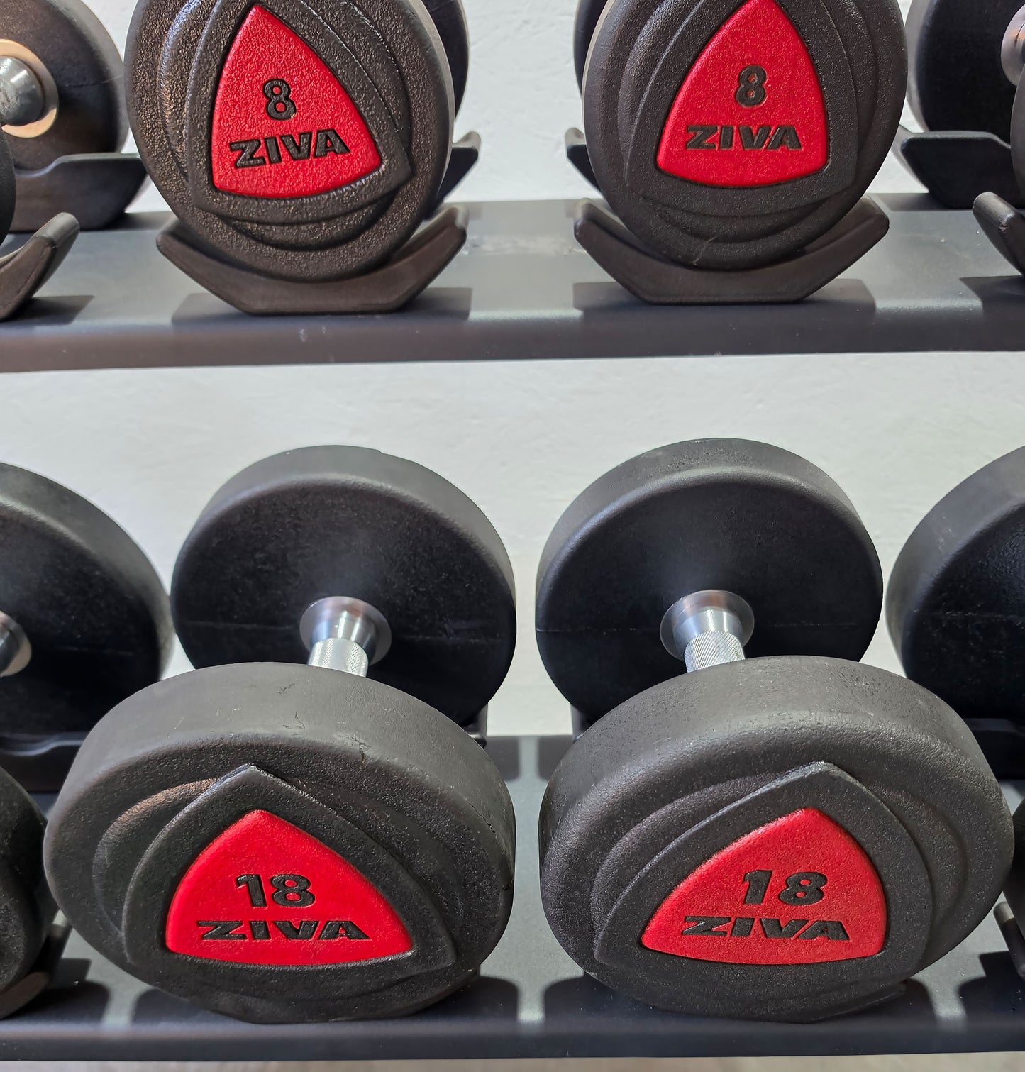 Jordan Kurzhantelsatz aus Urethane 2,5 bis 30kg in 2,5kg Stufen ( 12 Paare ) Material ähnlich Gummi bzw PU Polyurethane, INKLUSIVE Precor Kurzhantelablage, gebraucht - mit Gebrauchsspuren