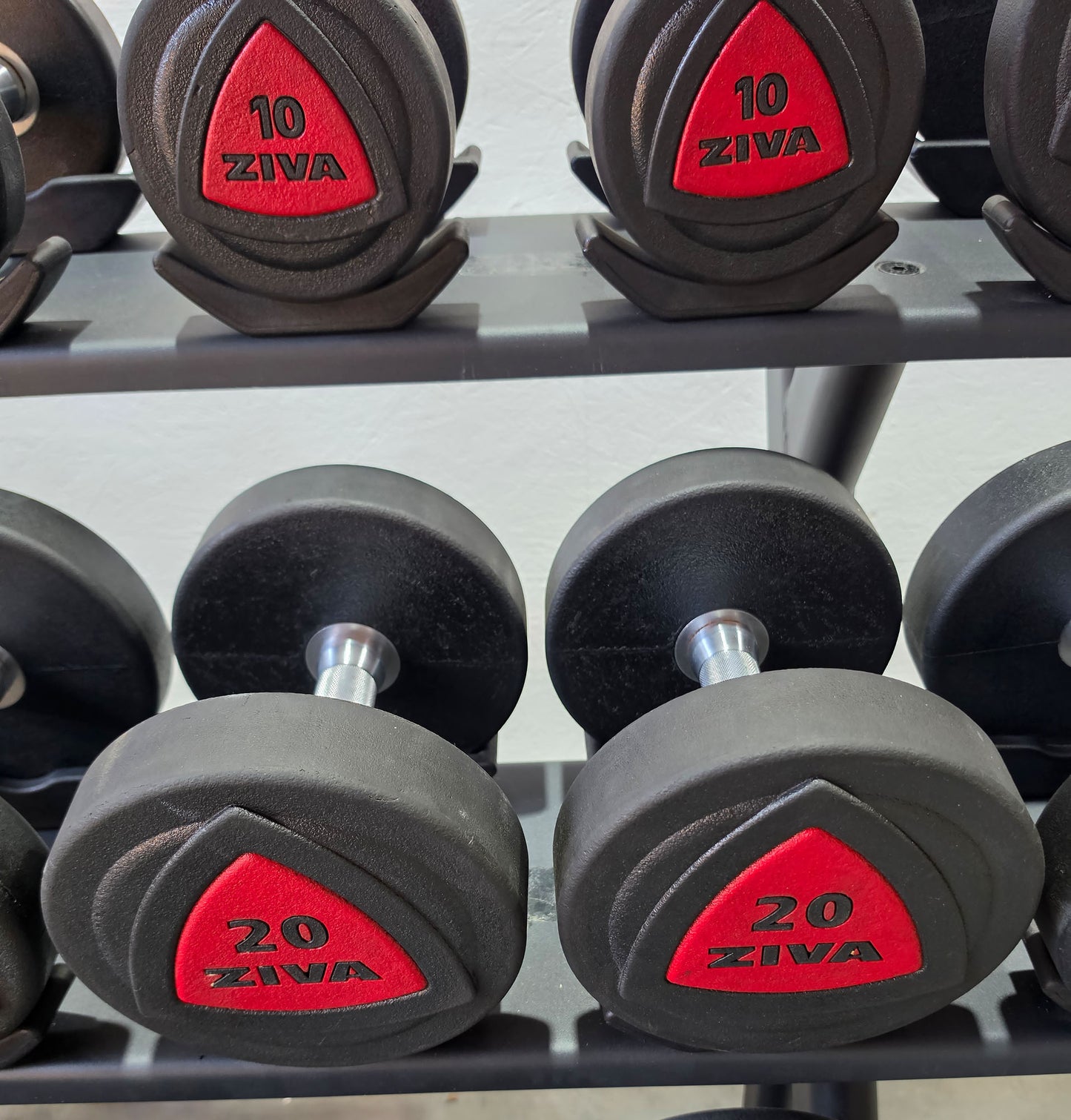 Jordan Kurzhantelsatz aus Urethane 2,5 bis 30kg in 2,5kg Stufen ( 12 Paare ) Material ähnlich Gummi bzw PU Polyurethane, INKLUSIVE Precor Kurzhantelablage, gebraucht - mit Gebrauchsspuren