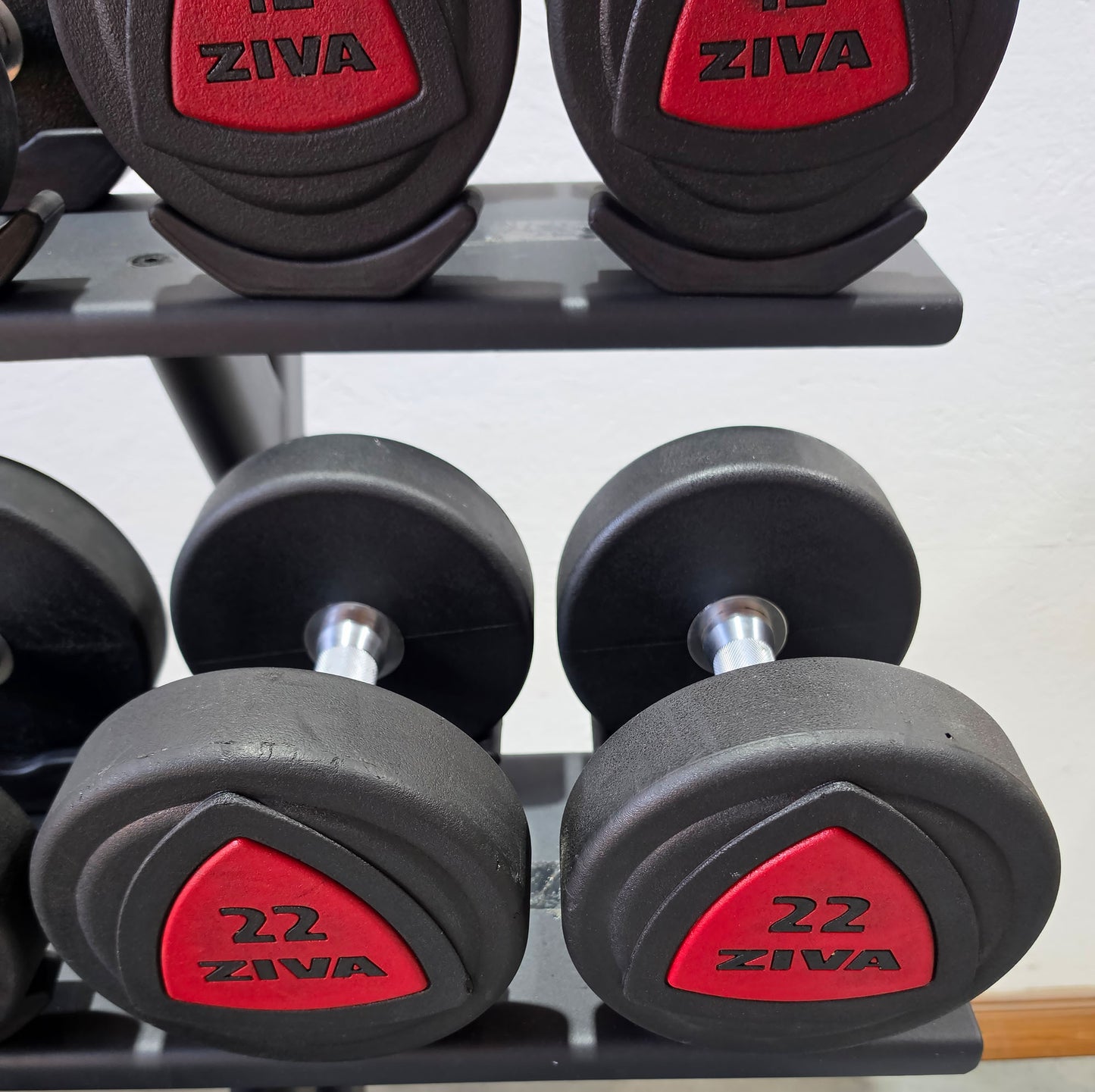 Jordan Kurzhantelsatz aus Urethane 2,5 bis 30kg in 2,5kg Stufen ( 12 Paare ) Material ähnlich Gummi bzw PU Polyurethane, INKLUSIVE Precor Kurzhantelablage, gebraucht - mit Gebrauchsspuren