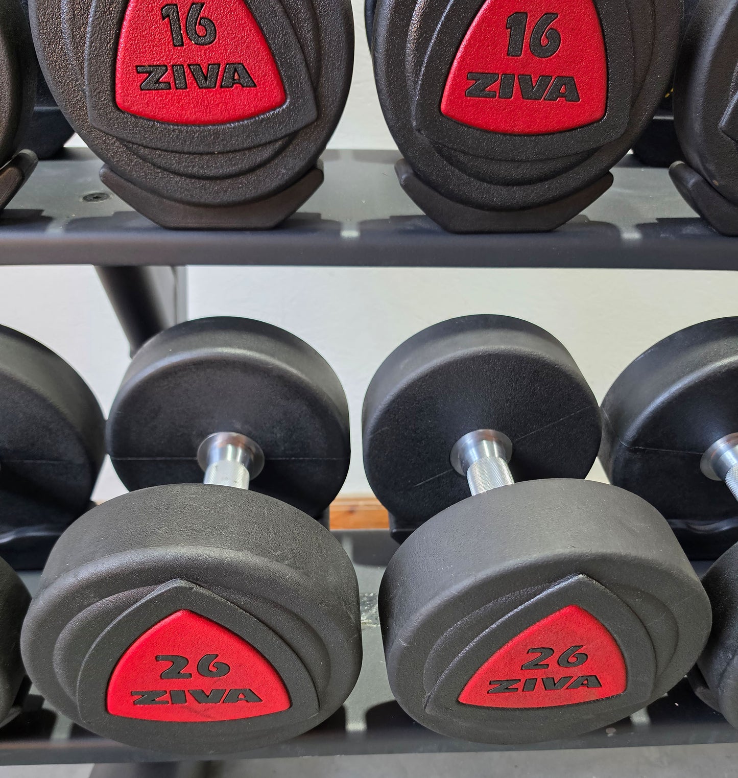 Jordan Kurzhantelsatz aus Urethane 2,5 bis 30kg in 2,5kg Stufen ( 12 Paare ) Material ähnlich Gummi bzw PU Polyurethane, INKLUSIVE Precor Kurzhantelablage, gebraucht - mit Gebrauchsspuren