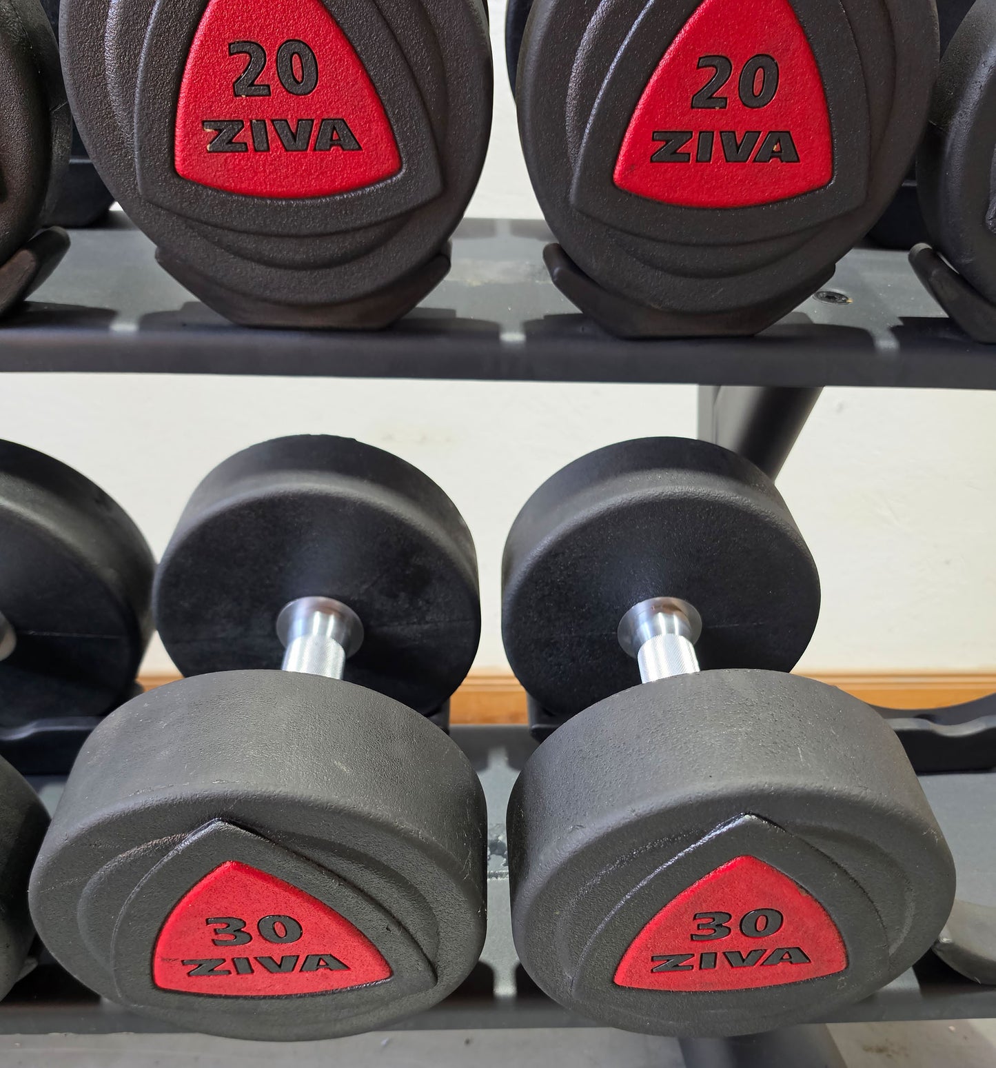 Jordan Kurzhantelsatz aus Urethane 2,5 bis 30kg in 2,5kg Stufen ( 12 Paare ) Material ähnlich Gummi bzw PU Polyurethane, INKLUSIVE Precor Kurzhantelablage, gebraucht - mit Gebrauchsspuren