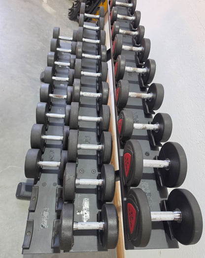 Jordan Kurzhantelsatz aus Urethane 2,5 bis 30kg in 2,5kg Stufen ( 12 Paare ) Material ähnlich Gummi bzw PU Polyurethane, INKLUSIVE Precor Kurzhantelablage, gebraucht - mit Gebrauchsspuren