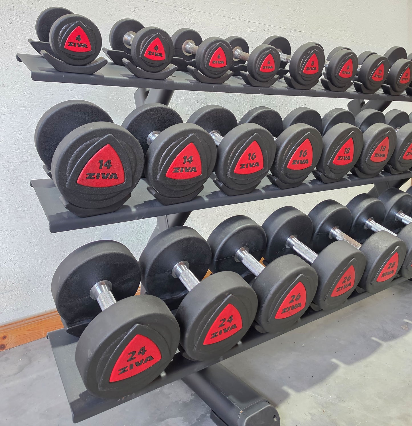 Jordan Kurzhantelsatz aus Urethane 2,5 bis 30kg in 2,5kg Stufen ( 12 Paare ) Material ähnlich Gummi bzw PU Polyurethane, INKLUSIVE Precor Kurzhantelablage, gebraucht - mit Gebrauchsspuren