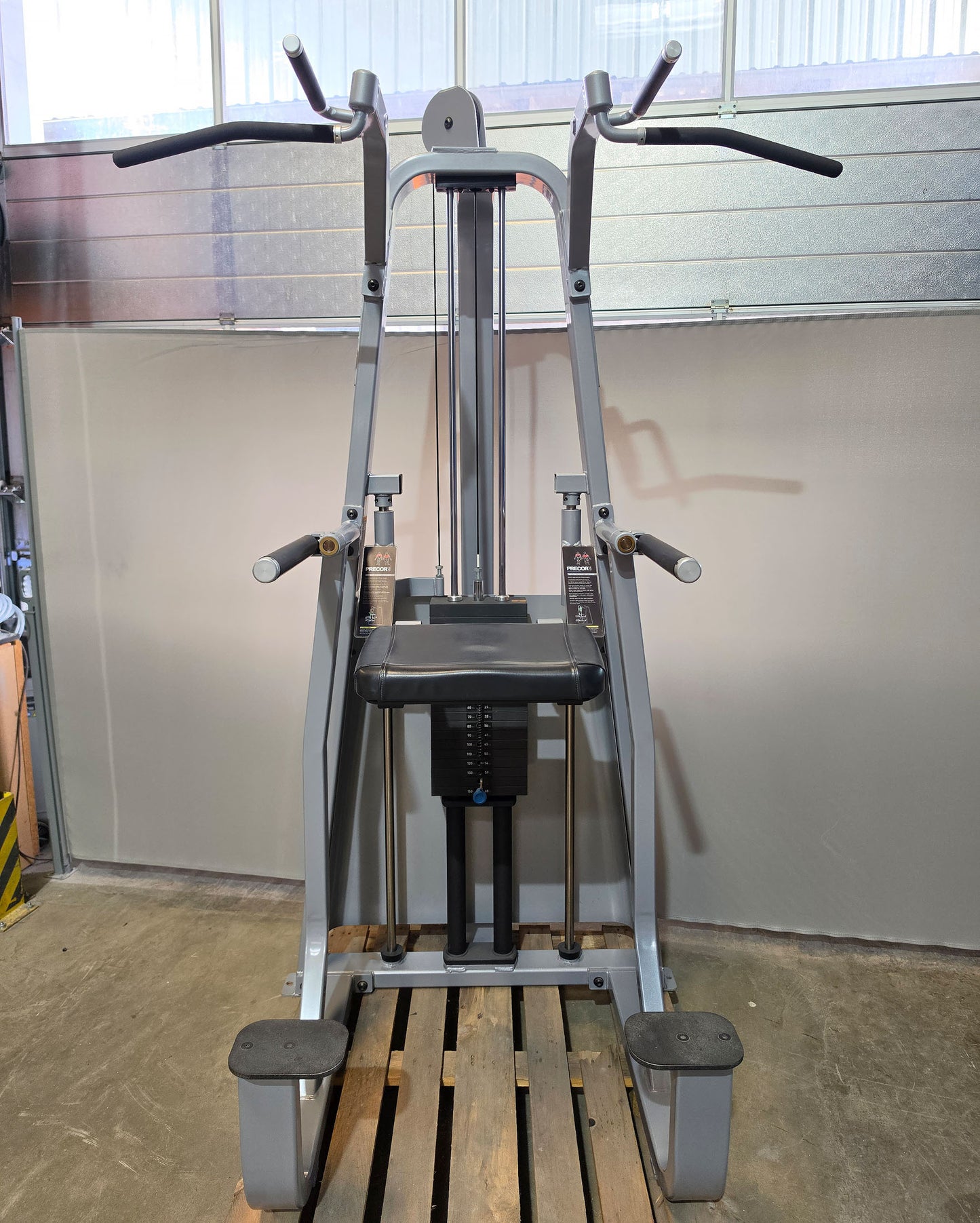 Precor Icarian 320 Assisted Dip-Chin & Pull-up Machine, Dip-Klimmzugmaschine mit Gewichtsunterstützung, Rahmenfarbe Silber, gebraucht - überholter Zustand