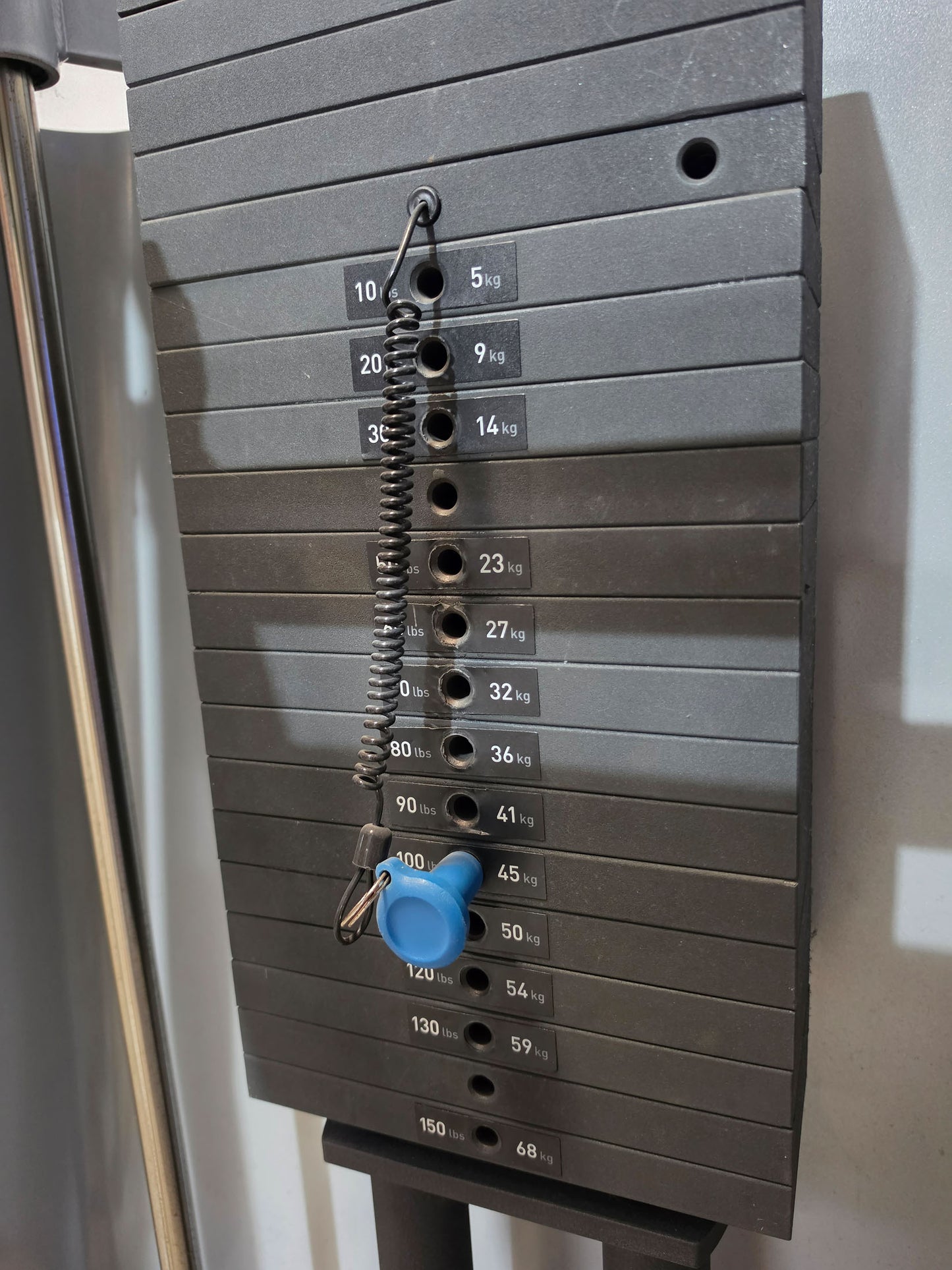 Precor Icarian 320 Assisted Dip-Chin & Pull-up Machine, Dip-Klimmzugmaschine mit Gewichtsunterstützung, Rahmenfarbe Silber, gebraucht - überholter Zustand