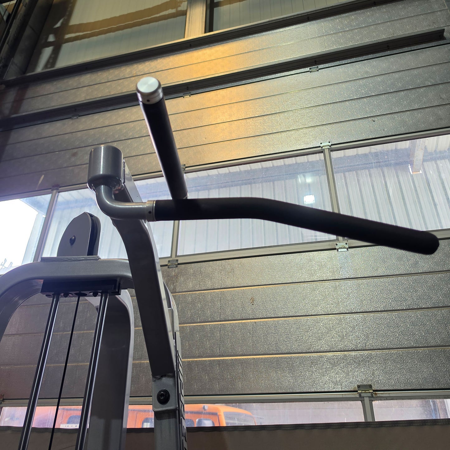 Precor Icarian 320 Assisted Dip-Chin & Pull-up Machine, Dip-Klimmzugmaschine mit Gewichtsunterstützung, Rahmenfarbe Silber, gebraucht - überholter Zustand