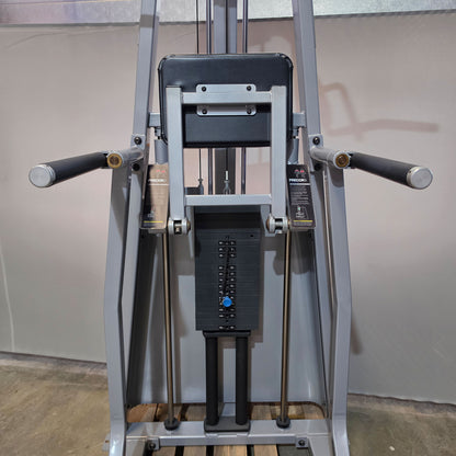 Precor Icarian 320 Assisted Dip-Chin & Pull-up Machine, Dip-Klimmzugmaschine mit Gewichtsunterstützung, Rahmenfarbe Silber, gebraucht - überholter Zustand