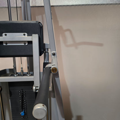 Precor Icarian 320 Assisted Dip-Chin & Pull-up Machine, Dip-Klimmzugmaschine mit Gewichtsunterstützung, Rahmenfarbe Silber, gebraucht - überholter Zustand