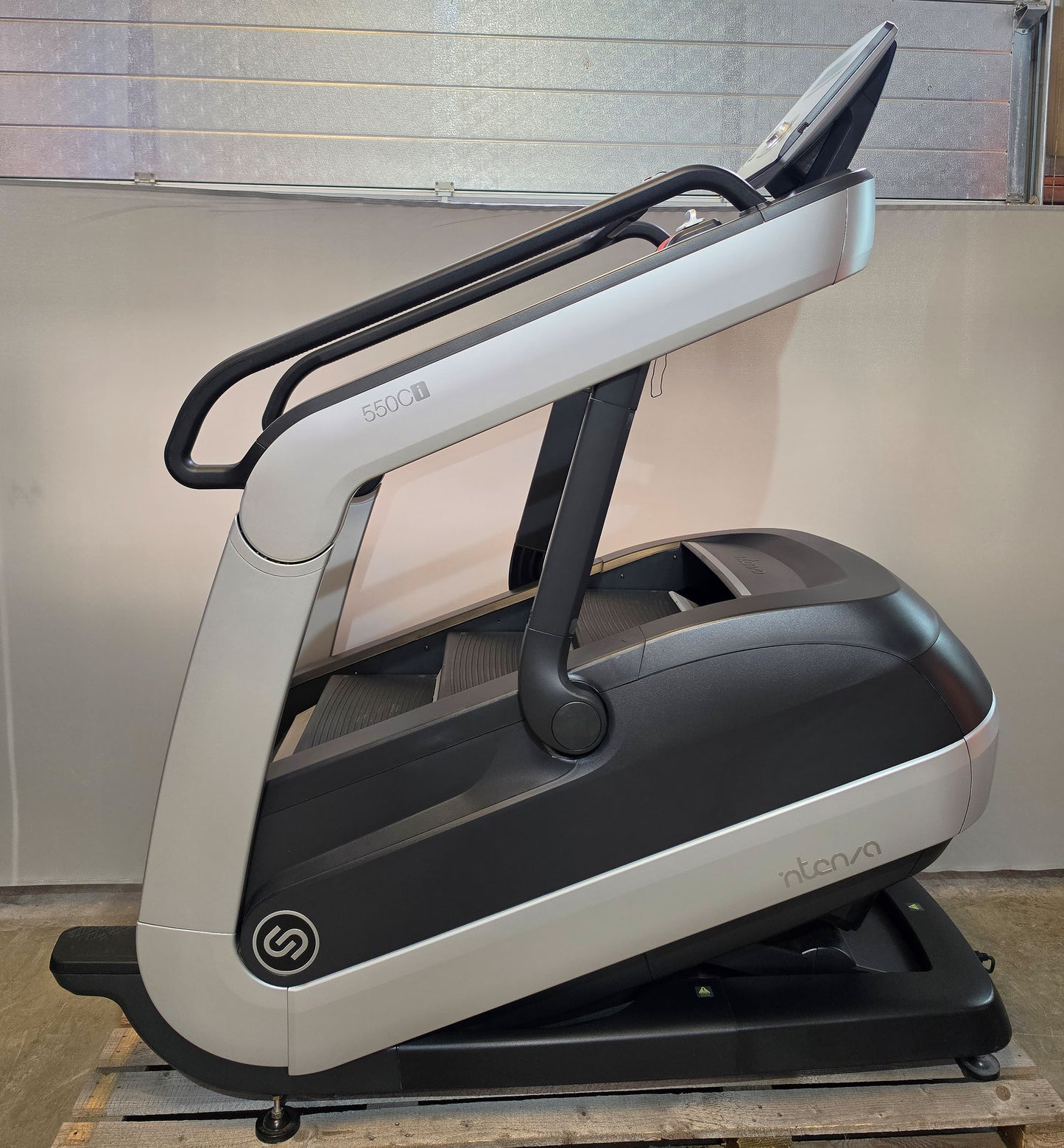 Intenza Escalate Stairclimber 550 Ci, Treppensteiger, Treppe, 20fach verstellbare Steigung, LED Display, gebraucht - überholter Zustand